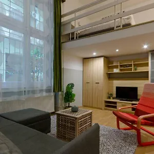 https://spacious-one-bedroom-apartment-with-gallery-in-w8.inbudapesthotels.com